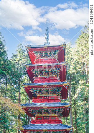 藍天白雲下的日本五重塔 124199491