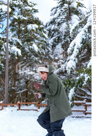 一個在雪地裡玩耍的女人 124199917
