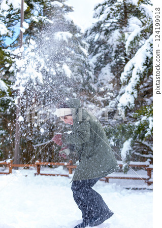 一個在雪地裡玩耍的女人 124199918
