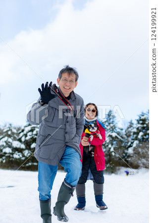 一對夫婦在雪地裡玩耍 124199921