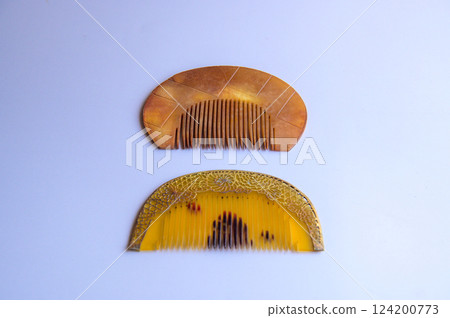 Antique comb and hairpin 124200773