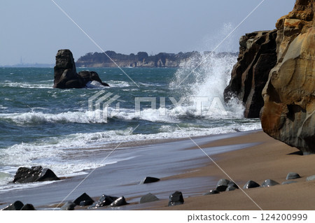 Romantic Ibaraki (The waves crashing against the cliffs of Kogaigahama Beach have been selected as one of the 100 most scenic spots in Ibaraki.) Hitachi City, Kogaigahama Beach 124200999