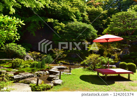 Vermilion umbrellas and fresh greenery reflected at Kyu-Chikurin-in Temple 124201374