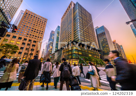 日本東京城市景觀。從大手町到大手町站前十字路口的景色。丸之內在背景（3月21日） 124202319