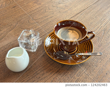 在復古的陶瓷杯中享受幸福時刻。 在復古的陶瓷杯中享受幸福時刻。 124202463