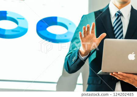 一位穿著西裝的商人在做演講，沒有臉 124202485