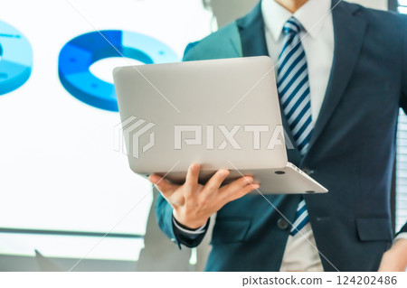 一位穿著西裝的商人在做演講，沒有臉 124202486