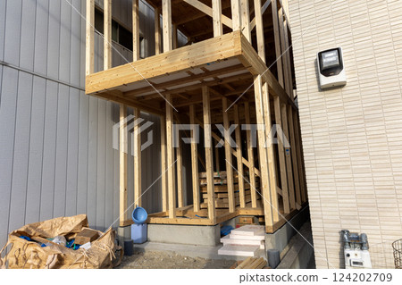正在建造的新房子的木框架 正在建造的新房子的木框架 124202709