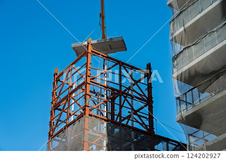 使用起重機運送重物 124202927