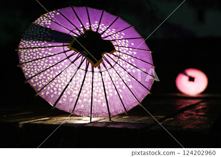 發光的紅色日本傘 124202960