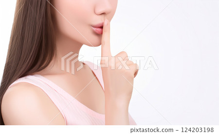 一名女性做出「秘密」或「安靜」的手勢 一名女性做出「秘密」或「安靜」的手勢 124203198