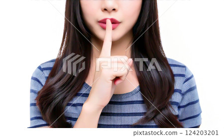 一名女性做出「秘密」或「安靜」的手勢 一名女性做出「秘密」或「安靜」的手勢 124203201