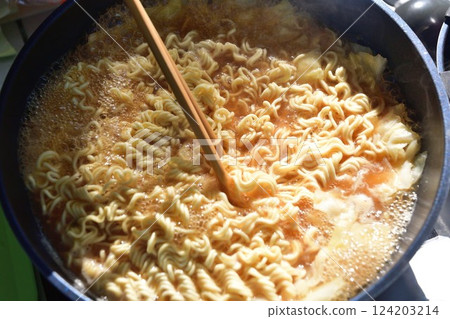 在露營地製作的泡麵 124203214