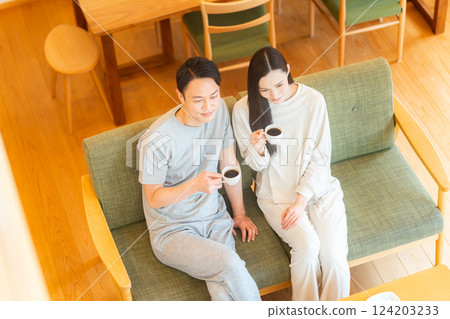 一對夫婦在輕鬆的假期 124203233