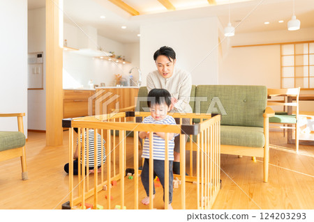 四個人在客廳裡放鬆 124203293
