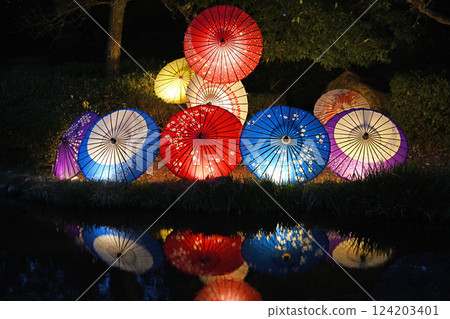 五顏六色的日本傘漂浮在水面上 124203401