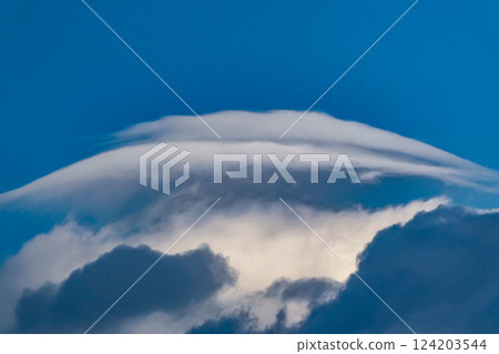 Beautiful lenticular clouds over Hachimantai, Iwate Prefecture, signaling a decline in the weather 124203544