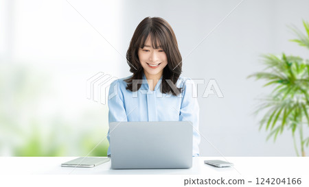 在辦公桌前工作的女性/女商人 在辦公桌前工作的女性/女商人 124204166