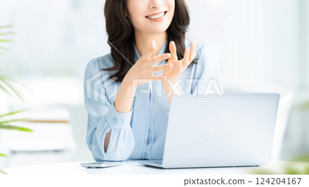 微笑著說話的女人/女商人 微笑著說話的女人/女商人 124204167