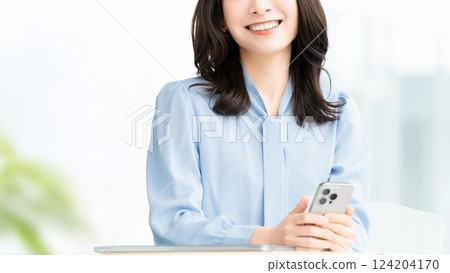 微笑的女人/女商人拿著智慧型手機 微笑的女人/女商人拿著智慧型手機 124204170