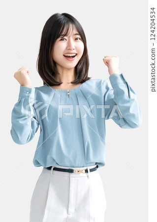 一個女人/女商人做一個勇敢的姿勢 124204534