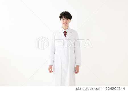 穿著白色西裝的男人 124204644