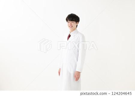 穿著白色西裝的男人 124204645
