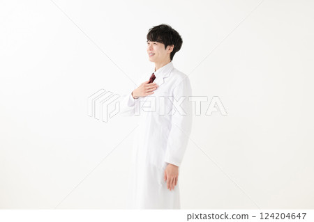穿著白色西裝的男人 124204647