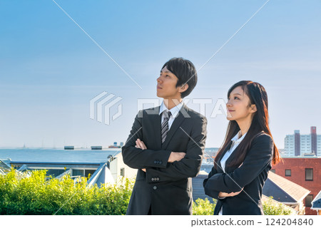 女商人和商人並肩站立，背景是東京，雙手交叉 124204840