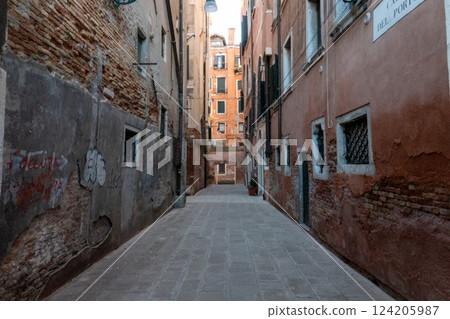 A small calle in Venice  124205987