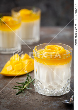 panna cotta with mango 124206413