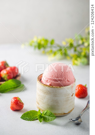 Strawberry ice cream 124206414