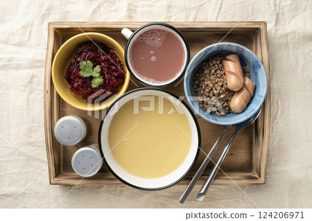 Set lunch in bowls in a wooden serving box 124206971