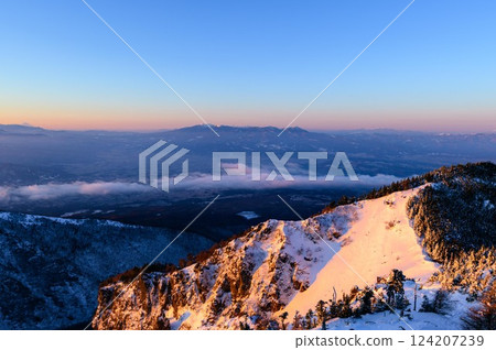 A spectacular view of the sunrise from the Kuroboyama ridgeline in the depths of winter 124207239