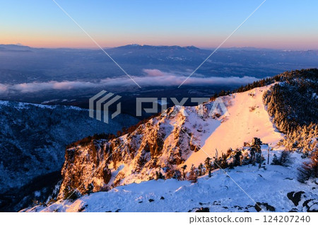 A spectacular view of the sunrise from the Kuroboyama ridgeline in the depths of winter 124207240