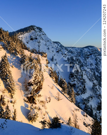 A spectacular view of the sunrise from the Kuroboyama ridgeline in the depths of winter 124207243