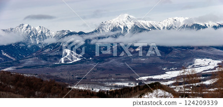 從野邊山望去，穿過日本長野縣南牧村冬季清里高原，可欣賞冬季八岳南部的壯麗景色 124209339