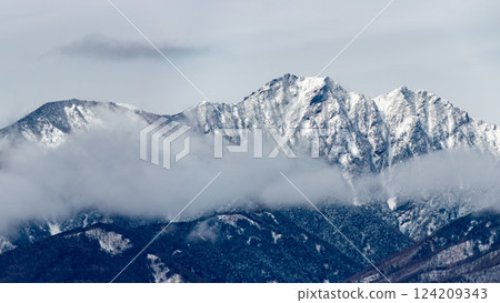 從野邊山俯瞰冬季清里高原上南八嶽山脈的壯麗景色：日本長野縣南牧村權現山和海大笠山 124209343