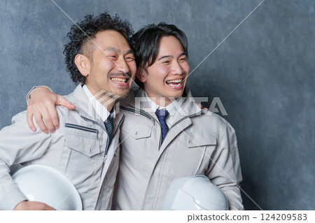 兩名身穿工作服的商人(建築工人) 兩名身穿工作服的商人(建築工人) 124209583
