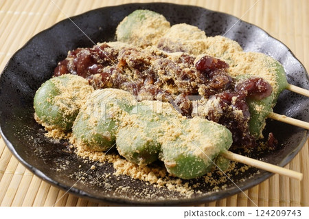 Soybean flour and mugwort dumplings Soybean flour and mugwort dumplings 124209743