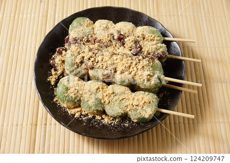 Soybean flour and mugwort dumplings 124209747