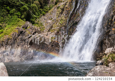 屋久島國立公園：大川瀑布的雄偉轟鳴與彩虹（11月） 124210154