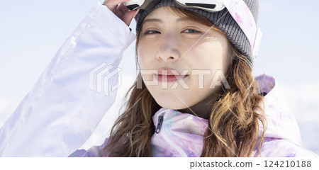 女人享受滑雪 124210188