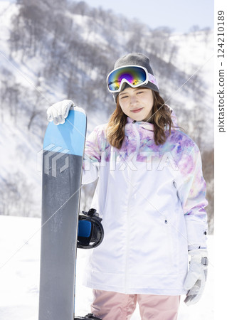 女人享受滑雪 124210189