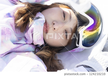 女人享受滑雪 124210210