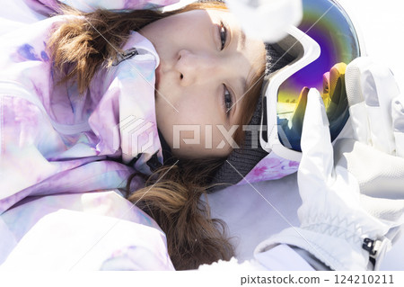 女人享受滑雪 124210211