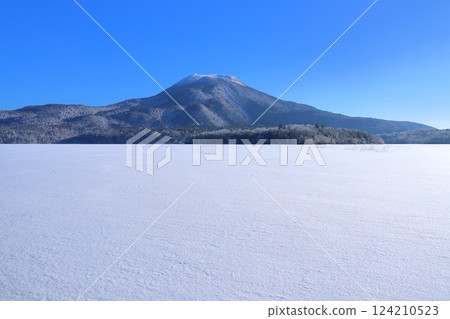 嚴冬中，雄寒山聳立在阿寒湖冰凍的湖岸上 124210523