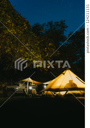 帳篷亮著燈，夜晚的露營地 124211131