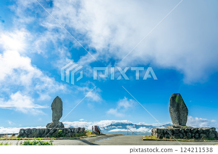 熊本縣阿蘇市:秋季從大觀峰看到的阿蘇火山口和雲海 熊本縣阿蘇市:秋季從大觀峰看到的阿蘇火山口和雲海 124211538