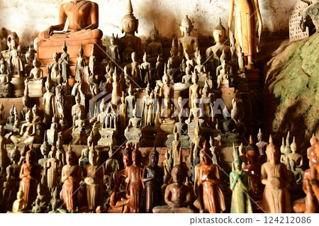 Countless Buddha statues Countless Buddha statues 124212086